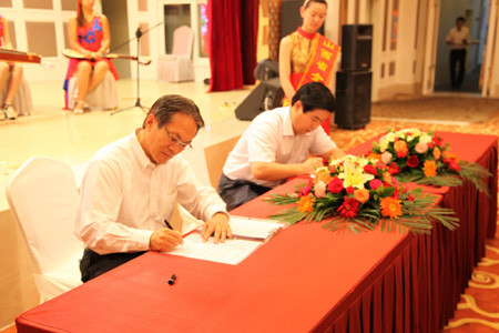 東芝中國總代表桐山輝夫同廣東省山西商會(huì )會(huì )長(cháng)、廣州大運集團董事長(cháng)遠勤山簽署合作協(xié)議書(shū)
