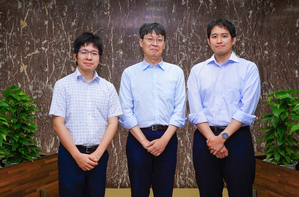 從左至右依次為：株式會(huì )社東芝 研發(fā)中心 進(jìn)博正、高田正彬、志賀慶明